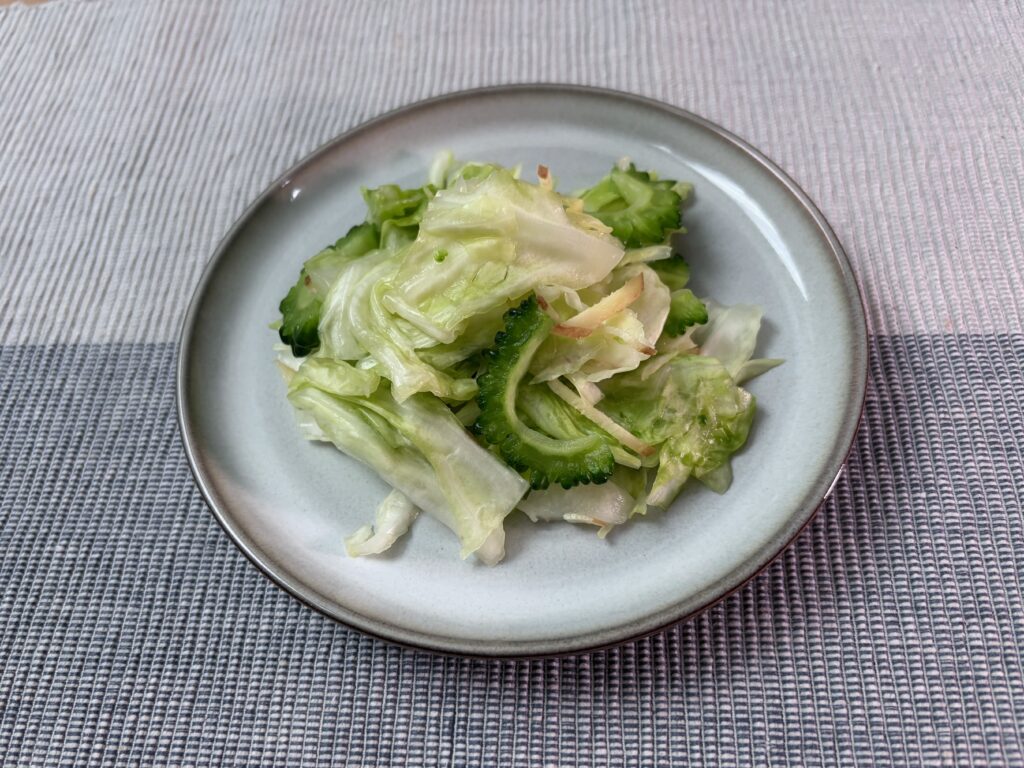 ゴーヤ入り塩キャベツを斜め上から撮影した写真