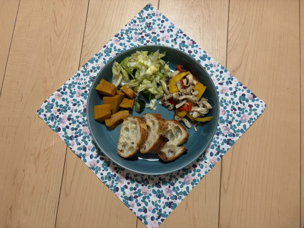 野菜中心の350kcalワンプレート夕食。かぼちゃの煮物、きのこマリネ、キャベツサラダ、バゲット