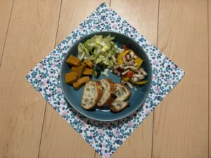 野菜中心の350kcalワンプレート夕食。かぼちゃの煮物、きのこマリネ、キャベツサラダ、バゲット