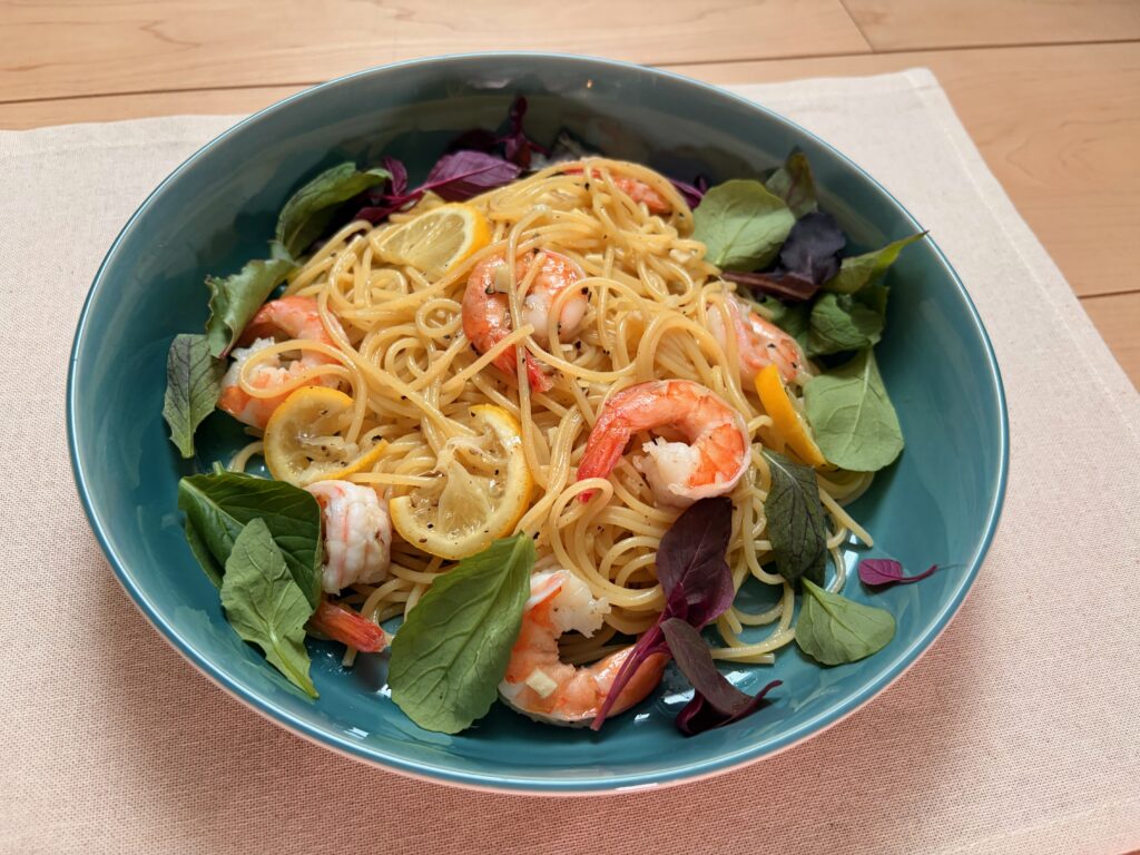エビとレモンのパスタを斜め上から撮影した完成写真