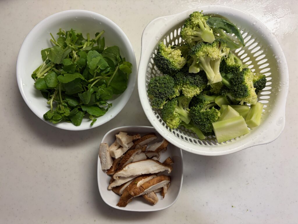 ざく切りにしたクレソン、一口大に切って茎も角切りにしたブロッコリー、薄切りにした椎茸をそれぞれ器に分けたところ