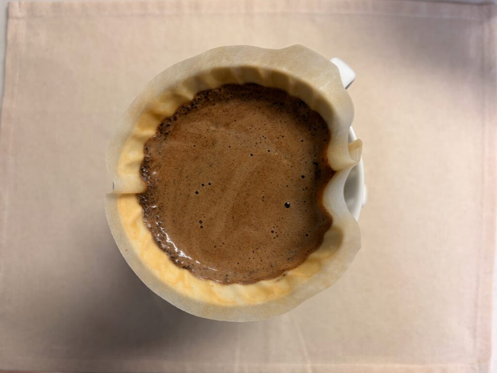 ドリッパーの中でコーヒー粉がふくらみ、ゆっくり抽出されているところ
