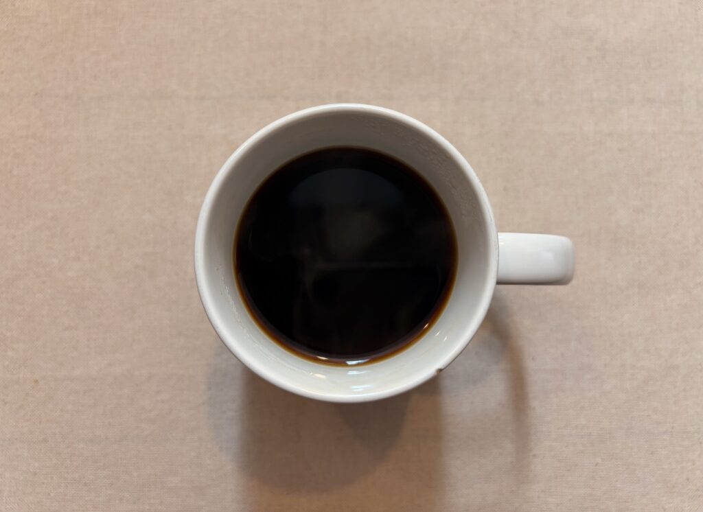 白いスターバックスのマグに注がれた淹れたてのドリップコーヒー