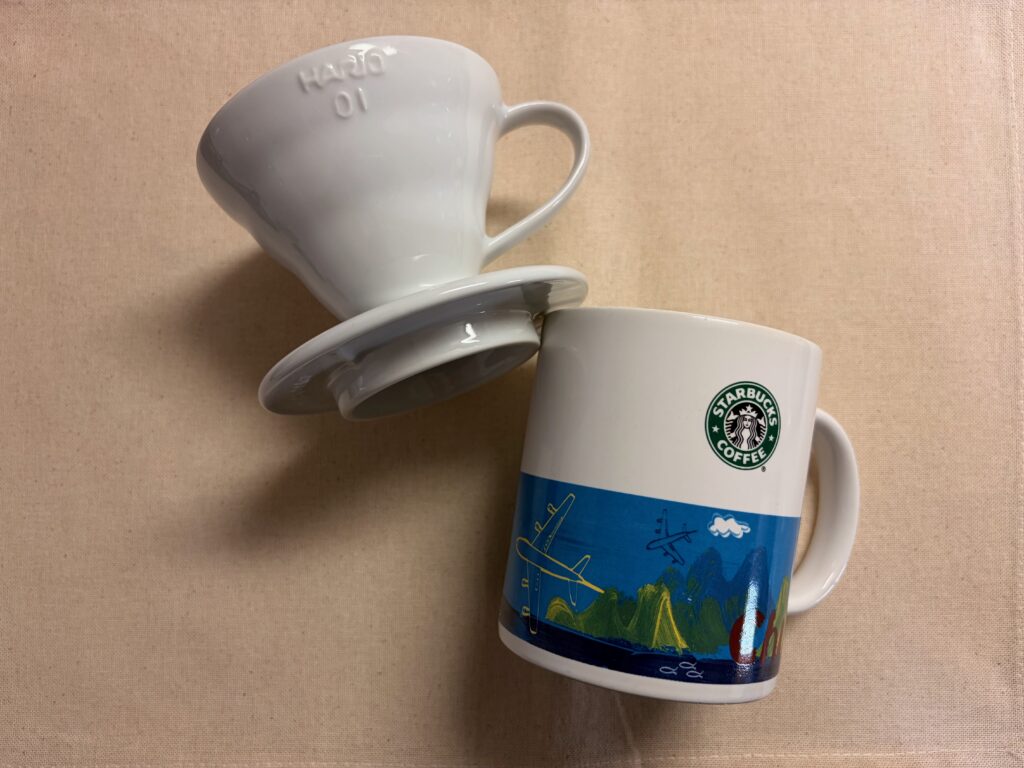 HARIOセラミックドリッパーとお気に入りのスターバックスのコーヒーマグ