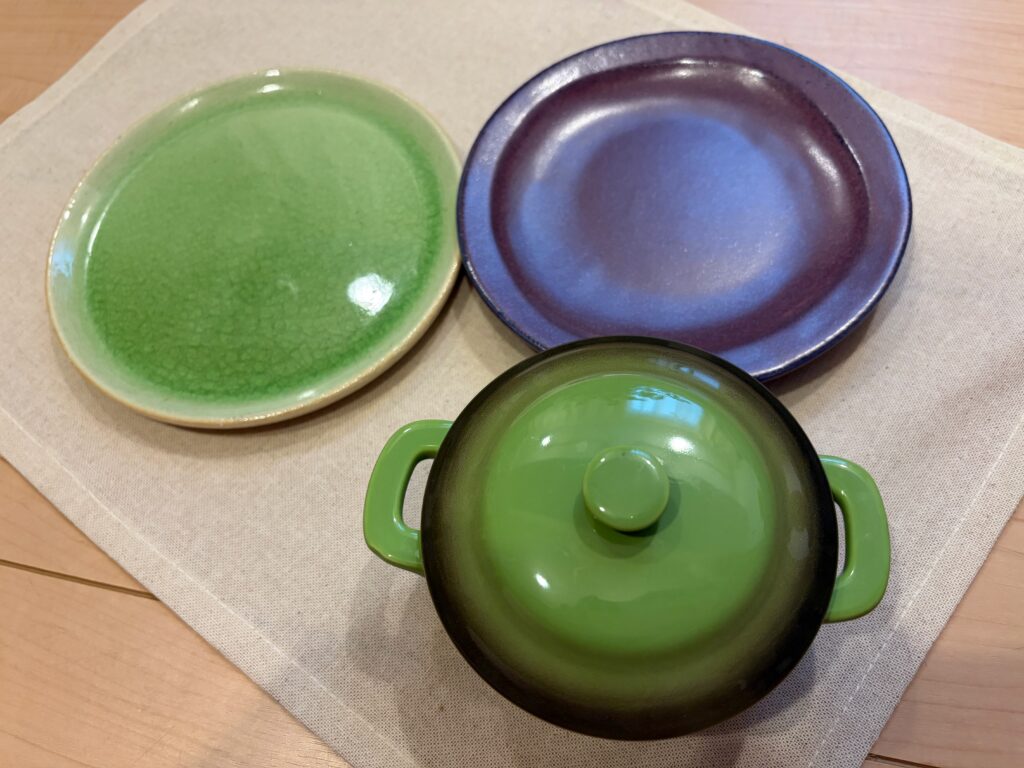 購入した緑と紫の皿、緑の小鍋