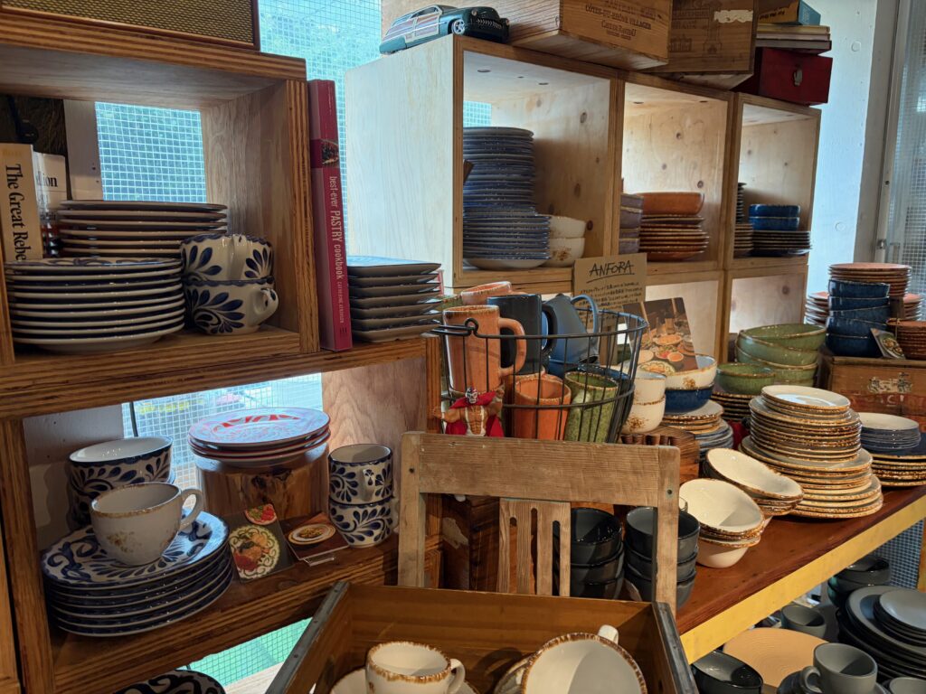 ANFORAの陶器やレシピ本が並ぶ店内の棚