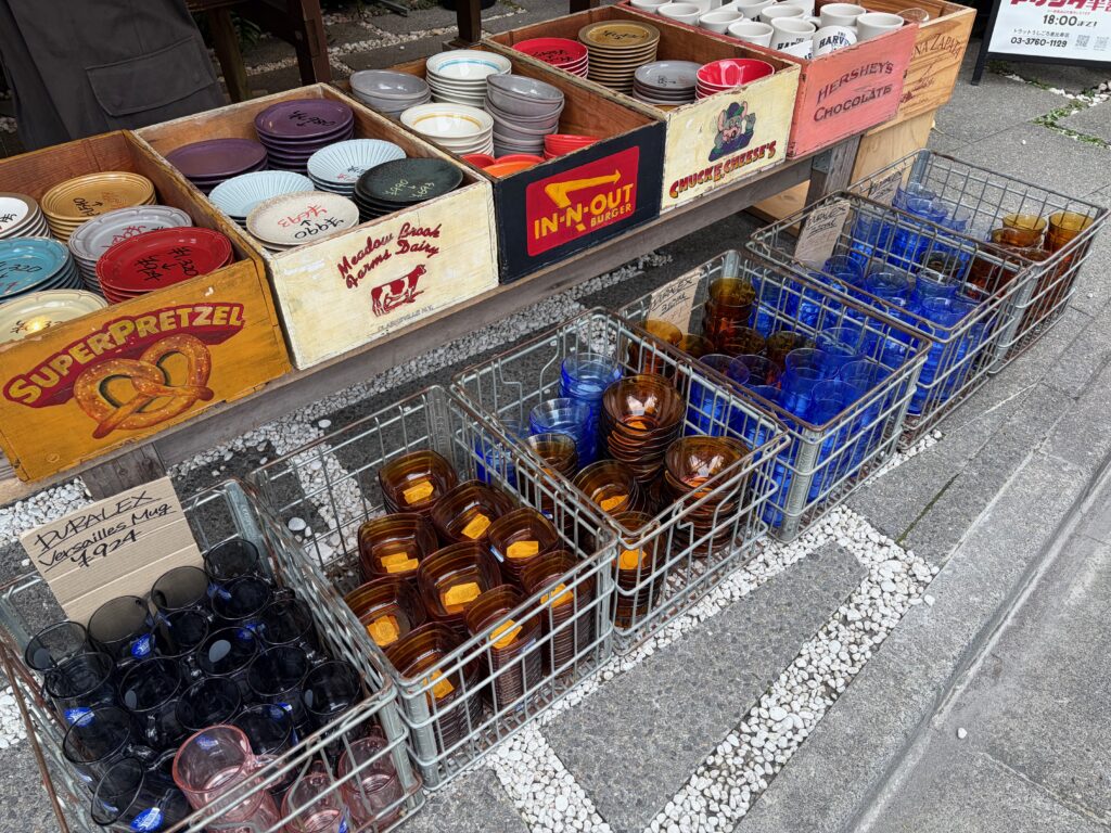ヴィンテージ木箱に並んだカラフルな皿やグラス