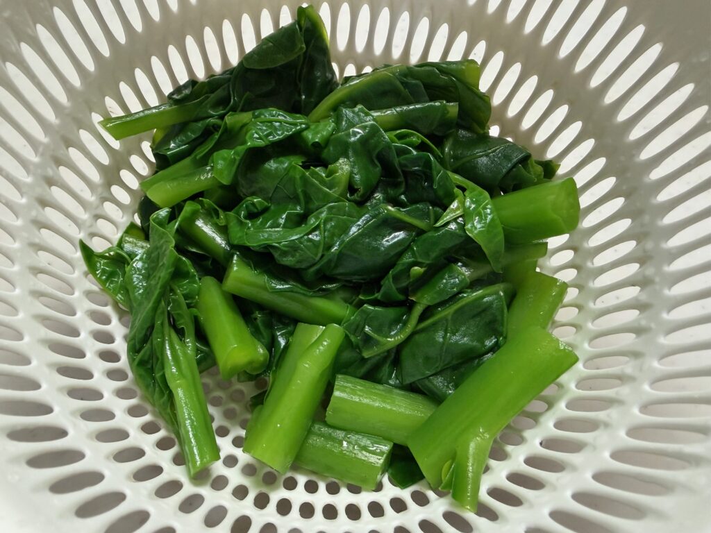 1分ゆでてザルにあげたつるむらさき
