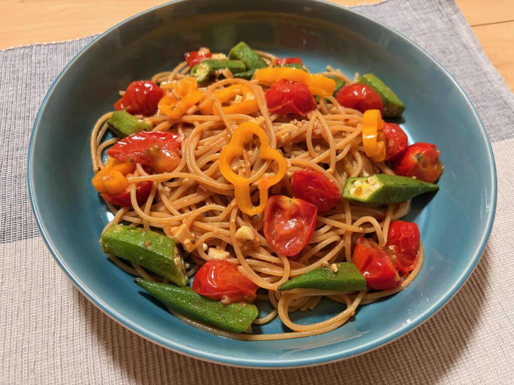 斜め上から見たカラフル夏野菜パスタの完成写真