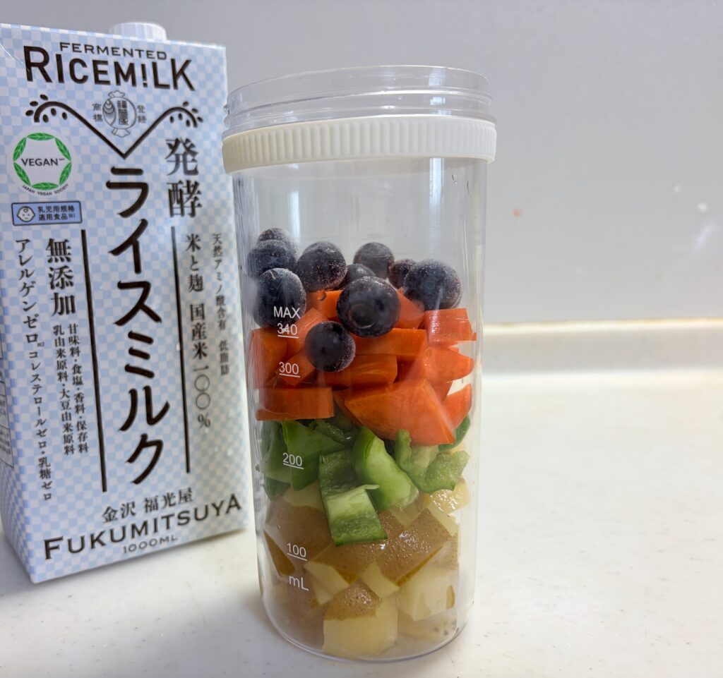 1センチ角に切ったキウイ、ピーマン、にんじんと冷凍ブルーベリーを入れたミキサーのボトル