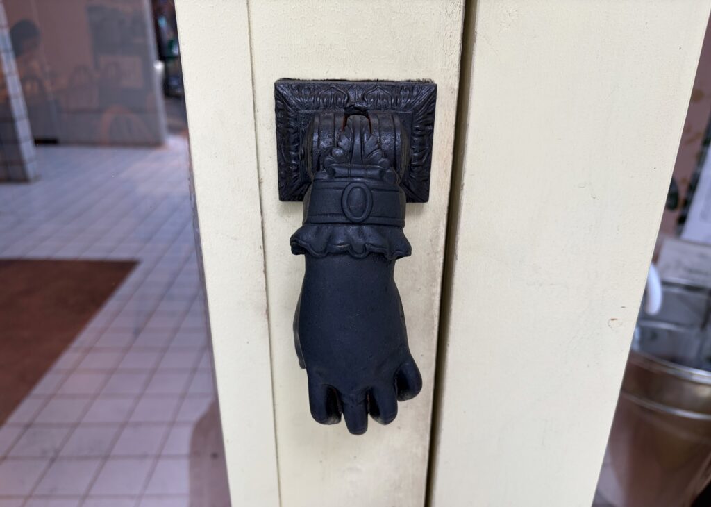 入り口の手の形をした黒いドアノブ