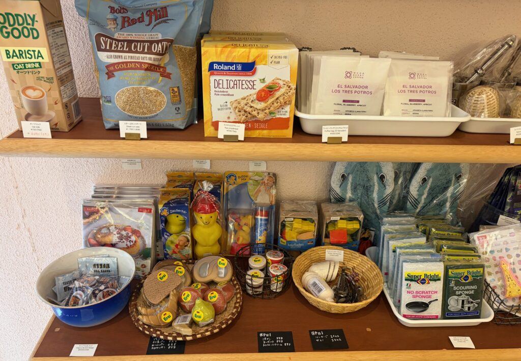 店内の物販コーナー。エルサルバドル産コーヒーのドリップバッグやオーツ麦などが並ぶ