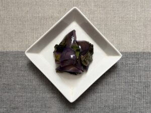 白い角皿に盛りつけたバジル風味のカポナータ