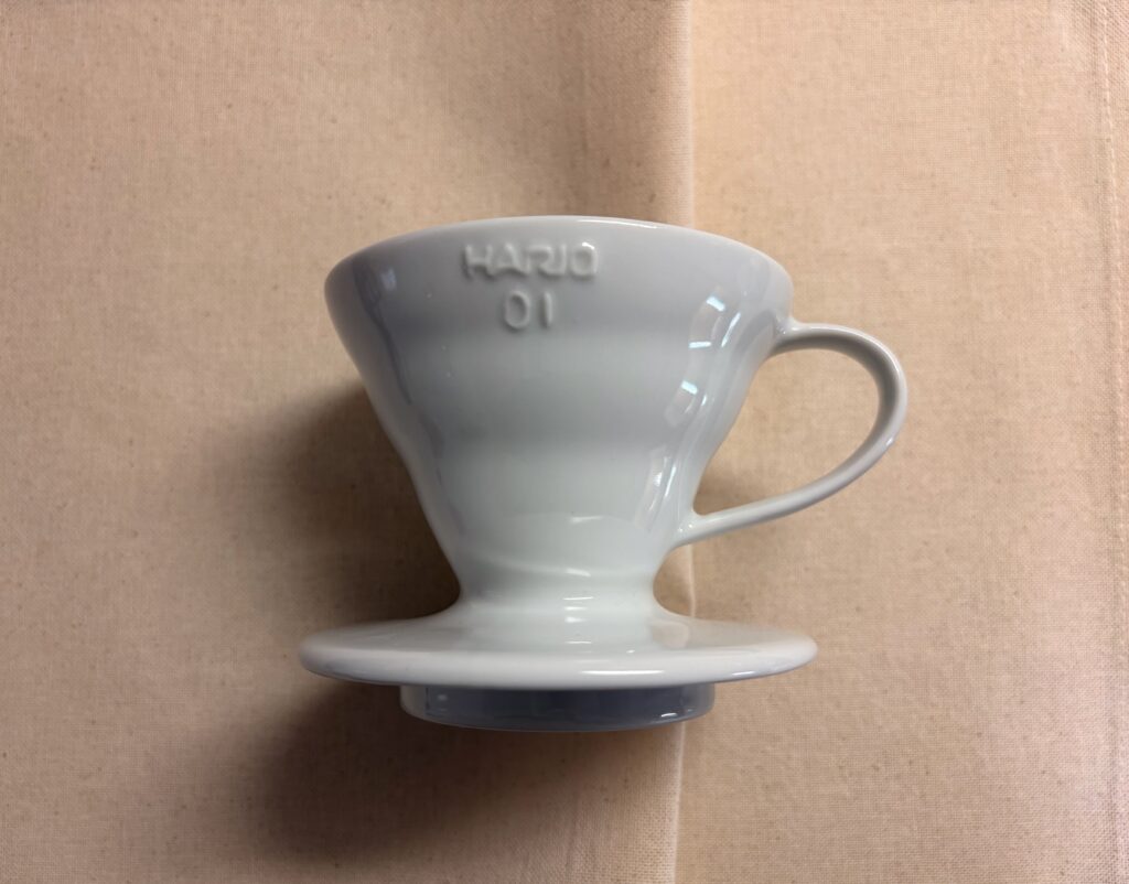 HARIO V60セラミックドリッパー01を横から見たところ。有田焼の白い円すい形